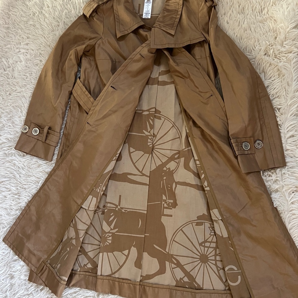 Celine trench coat size 40 light metallic weight trench coat. It’s blended silk. - Picture 13 of 16
